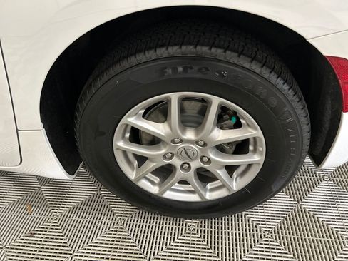 Used 2024 Chrysler Pacifica Touring-L image 10