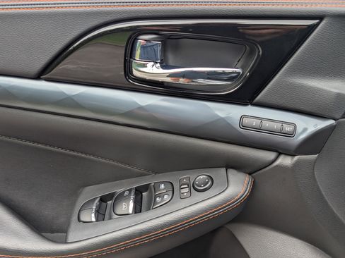 Used 2022 Nissan Maxima SR w/ Sport Mat Group FWD image 16
