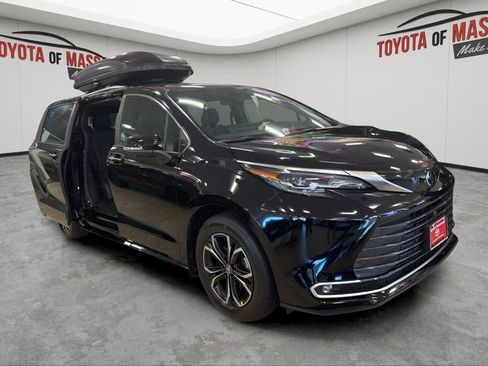 Used 2026 Toyota Sienna Platinum image 1