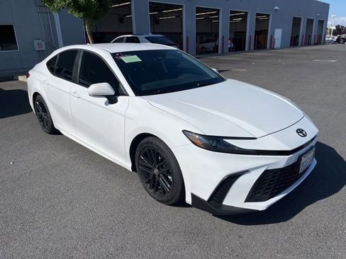 Used 2025 Toyota Camry SE w/ Convenience Package FWD image 1