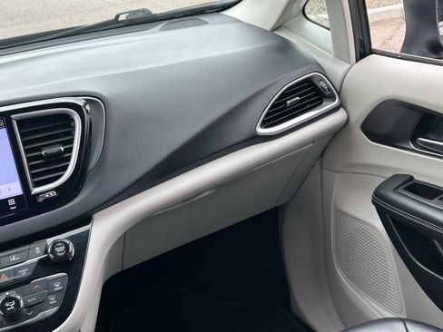 Used 2023 Chrysler Pacifica Touring-L FWD image 18