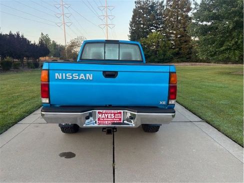 Used 1997 Nissan Pickup 4x4 King Cab image 4