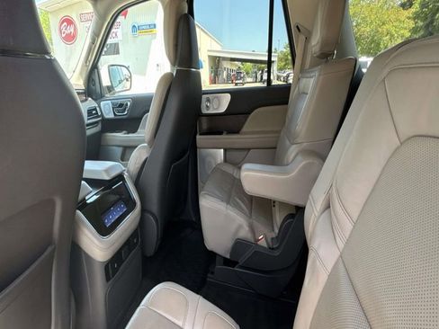 Used 2022 Lincoln Navigator Reserve AWD/4WD image 10