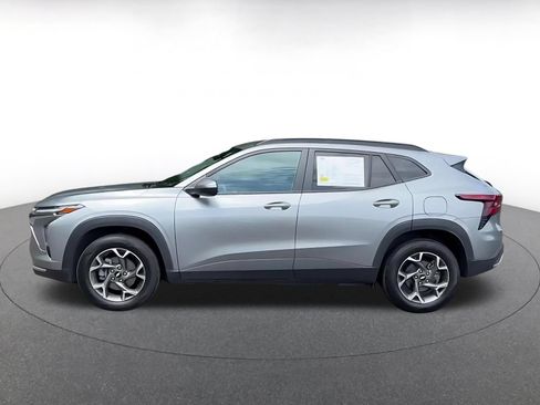 Used 2025 Chevrolet Trax LT w/ LT Convenience Package FWD image 7