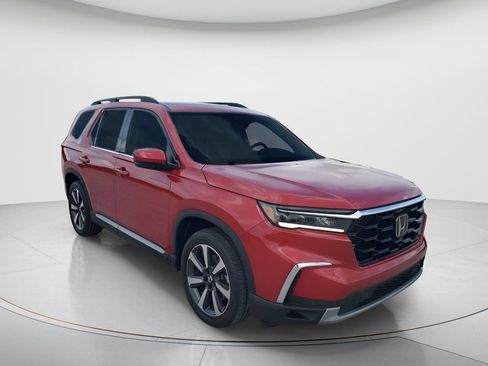 Used 2024 Honda Pilot Touring image 3