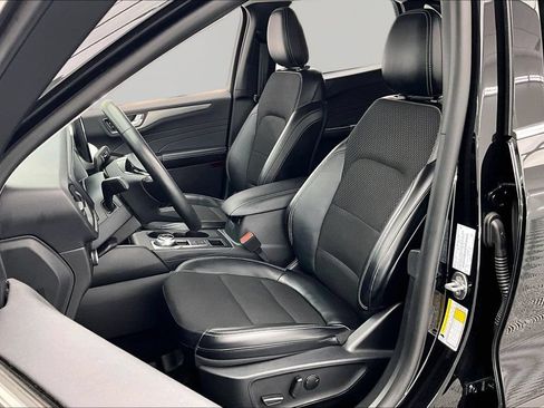 Certified 2025 Ford Escape SE FWD image 25