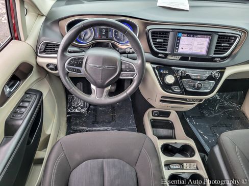 Used 2022 Chrysler Voyager LX image 16