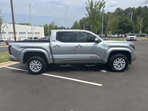 Used 2025 Toyota Tacoma SR5 AWD/4WD image 11