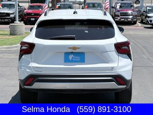 Used 2025 Chevrolet Trax LT FWD image 6