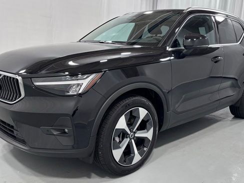 Certified 2025 Volvo XC40 B5 Plus AWD/4WD image 1