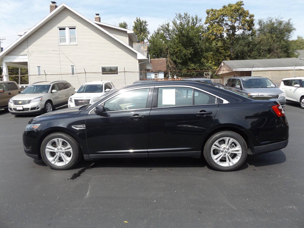 Used 2017 Ford Taurus SE FWD image 11