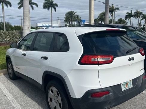 Used 2015 Jeep Cherokee Sport image 3
