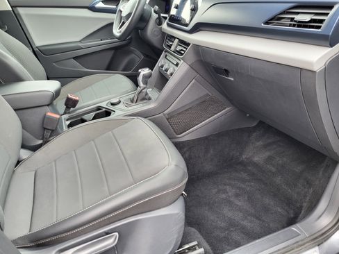 Used 2022 Volkswagen Taos SE w/ Panoramic Sunroof Package image 16