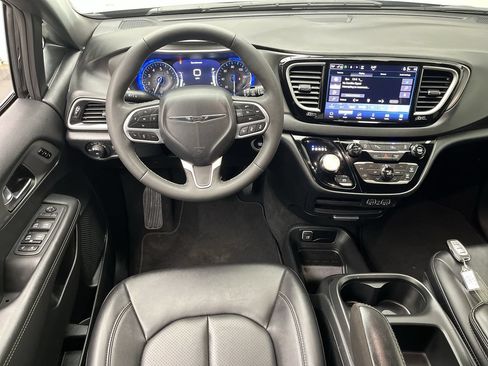 Used 2025 Chrysler Pacifica Select FWD image 14