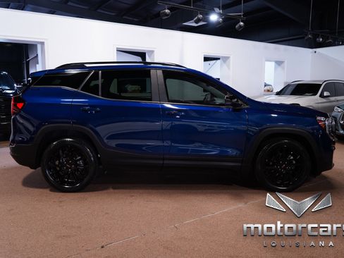 Used 2023 GMC Terrain SLE w/ Driver Convenience Package image 8