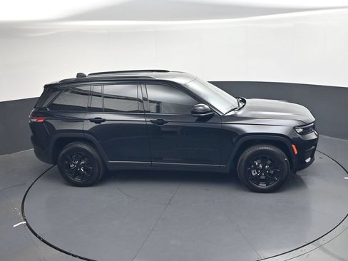 Used 2025 Jeep Grand Cherokee Altitude AWD/4WD image 27