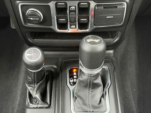 Used 2025 Jeep Wrangler Unlimited Sahara AWD/4WD image 26