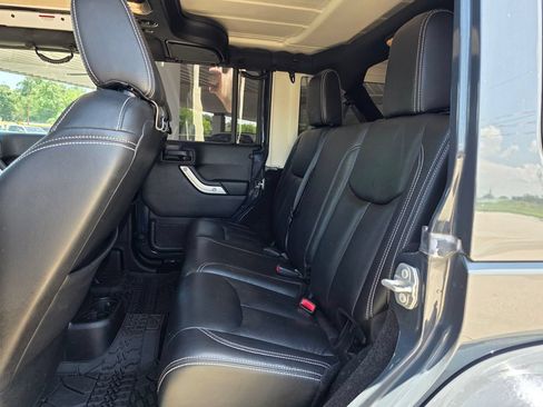 Used 2017 Jeep Wrangler Unlimited Rubicon w/ Connectivity Group AWD/4WD image 11