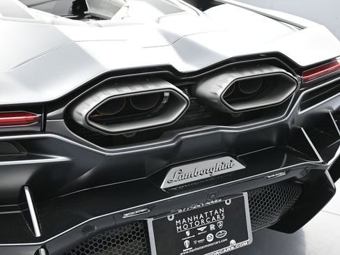 Used 2024 Lamborghini Revuelto image 15