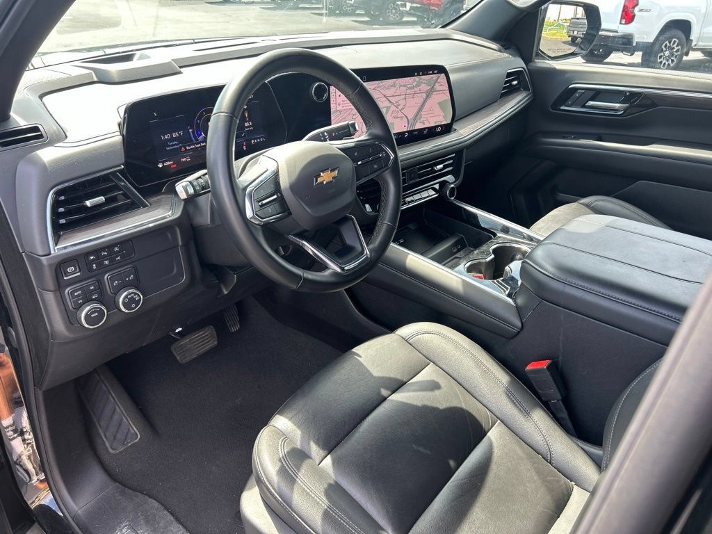 Used 2025 Chevrolet Suburban LT AWD/4WD image 18