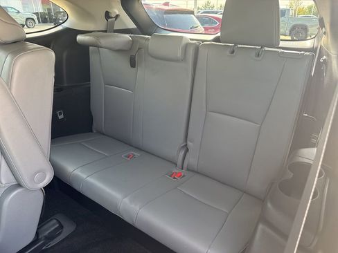 Used 2024 Toyota Highlander Platinum AWD/4WD image 9