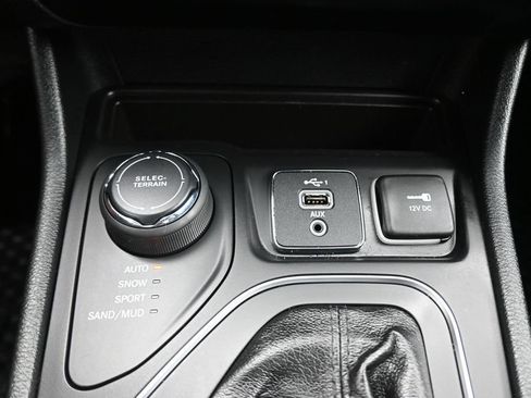 Used 2019 Jeep Cherokee Latitude Plus w/ Cold Weather Group AWD/4WD image 22