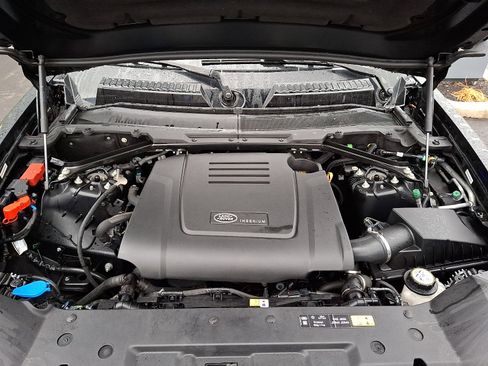 Used 2023 Land Rover Defender 90 S image 28