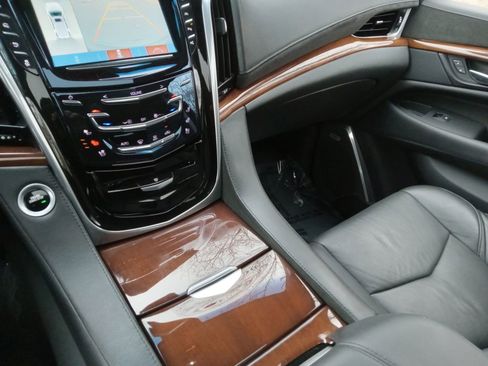 Used 2019 Cadillac Escalade ESV Luxury image 17