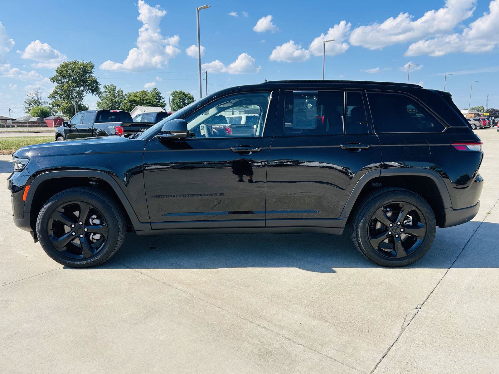 Used 2023 Jeep Grand Cherokee Limited w/ Luxury Tech Group II AWD/4WD image 38