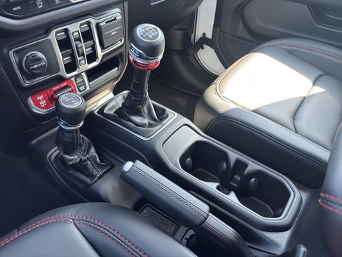 Used 2024 Jeep Wrangler Unlimited Rubicon AWD/4WD image 17