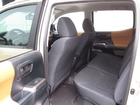 Certified 2017 Toyota Tacoma SR5 AWD/4WD image 17