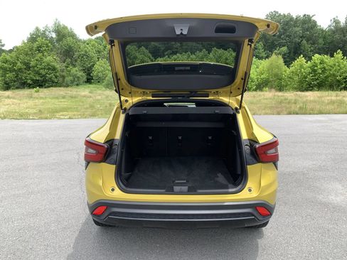 Used 2024 Chevrolet Trax RS w/ Sunroof Package FWD image 9