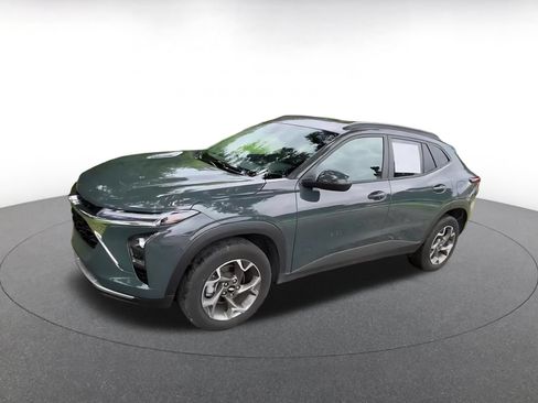 Used 2025 Chevrolet Trax LT w/ LT Convenience Package FWD image 7