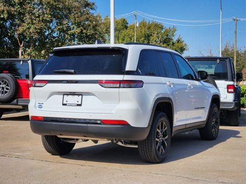 New 2025 Jeep Grand Cherokee Altitude image 3
