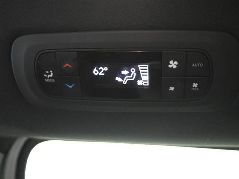 Used 2024 Chrysler Pacifica Select image 30