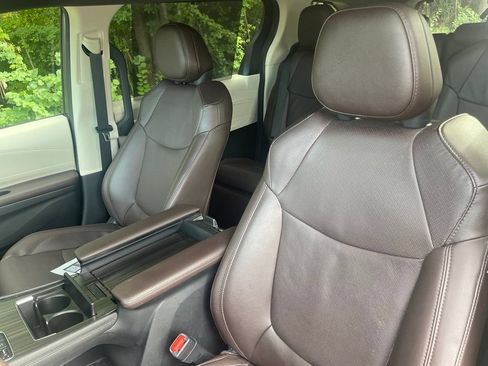 Used 2024 Toyota Sienna Platinum AWD/4WD image 13
