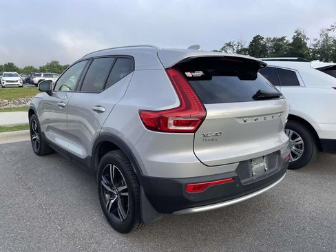 Used 2023 Volvo XC40 B4 Core w/ Convenience Package FWD image 3