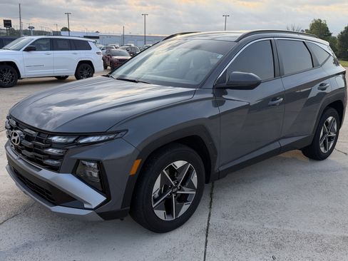 Used 2025 Hyundai Tucson SEL FWD image 2