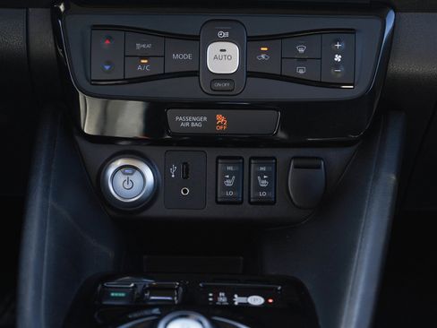 Used 2018 Nissan Leaf SL w/ SL Technology Package FWD image 18