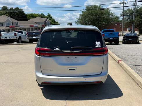 Used 2023 Chrysler Pacifica Touring-L FWD image 7