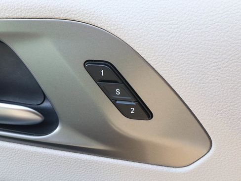 Used 2023 Chrysler Pacifica Touring-L FWD image 15