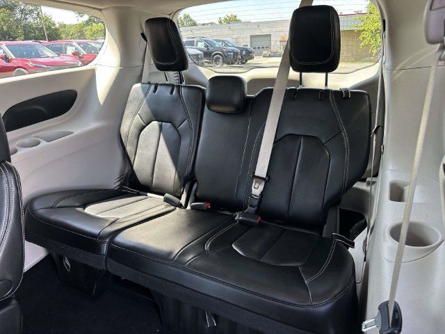 Used 2023 Chrysler Pacifica Touring-L FWD image 3