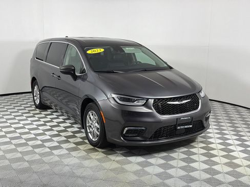 Used 2023 Chrysler Pacifica Touring-L FWD image 3