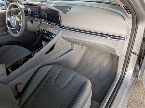 Used 2025 Hyundai Elantra SEL image 35