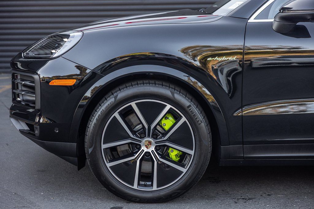 Certified 2025 Porsche Cayenne E-Hybrid AWD/4WD image 11