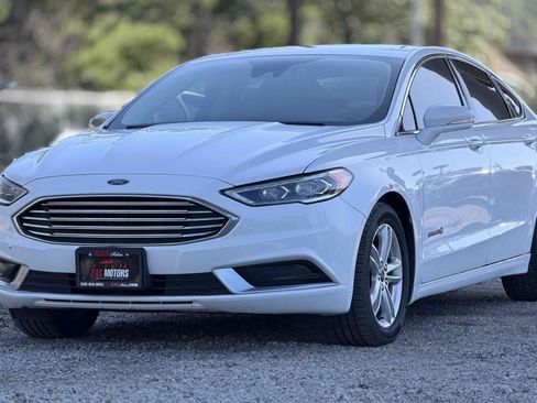 Used 2018 Ford Fusion SE w/ Equipment Group 602A FWD image 3