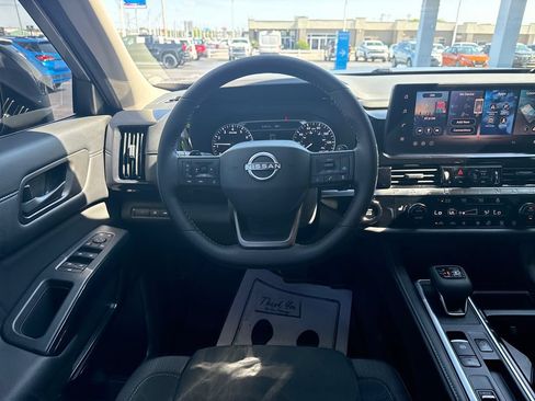 Used 2026 Nissan Pathfinder SV w/ SV Premium Package FWD image 17