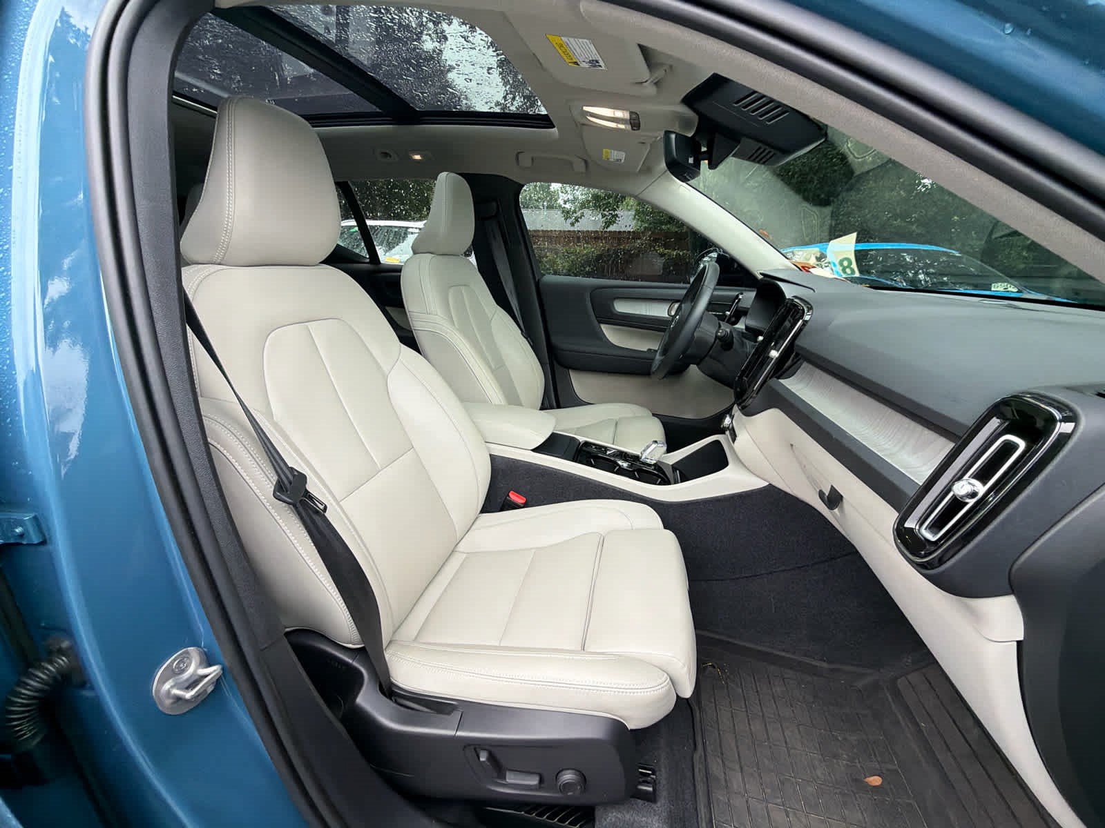 Certified 2024 Volvo XC40 B5 Ultimate w/ Protection Package Premier AWD/4WD image 19