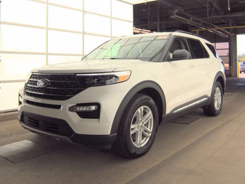 Used 2024 Ford Explorer XLT w/ Equipment Group 202A AWD/4WD image 5