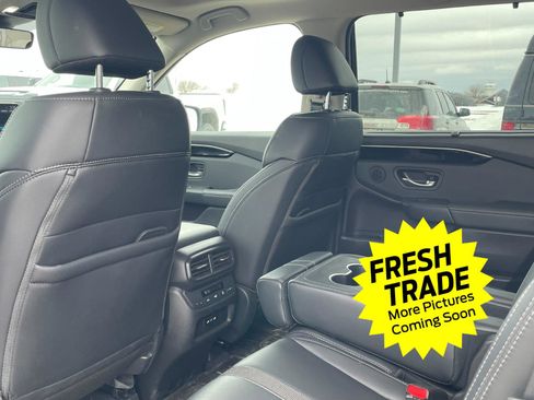 Used 2025 Honda Pilot Touring image 7